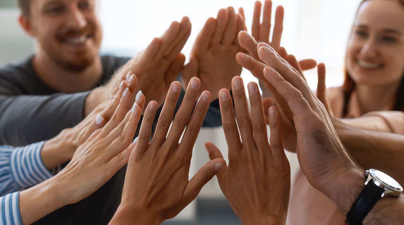 Grupo de personas en un taller de crecimiento personal en ALMA Psicología, Almería
